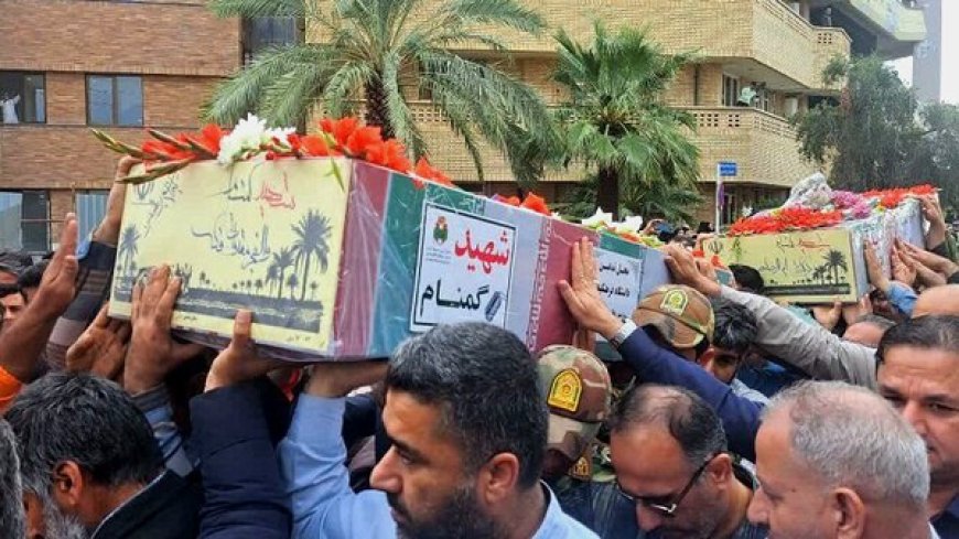 ورود پیکر ۶ شهید گمنام دفاع مقدس به بوشهر با استقبال گسترده مردم