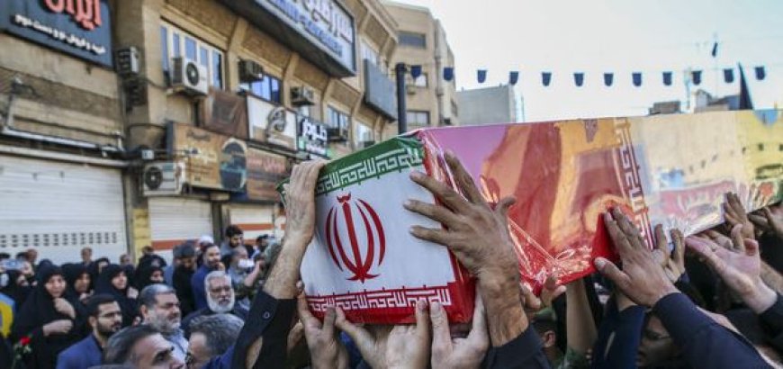تشییع پیکر مطهر شهید گمنام ۲۰ ساله دفاع مقدس در منیوحی آبادان