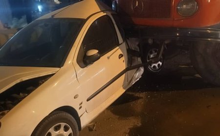 برخورد کامیون با ۶ خودروی پارک‌شده در بلوار کوهسار شیراز