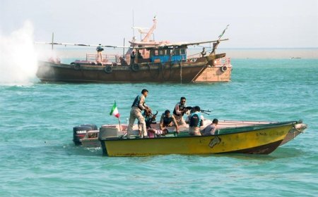 توقیف دو فروند شناور حامل سوخت قاچاق در میناب