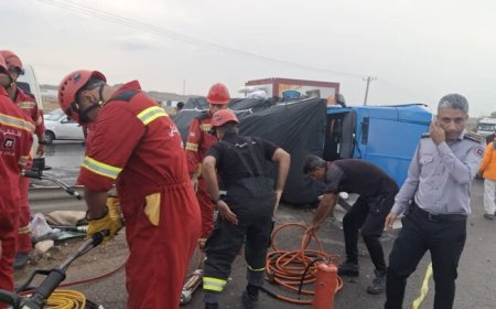 نجات جان یک خانم در حادثه واژگونی خودرو در بندرعباس