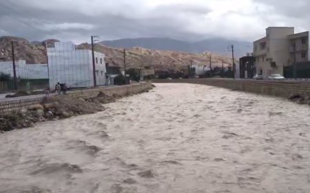 جاری شدن رودخانه فصلی بندر تاریخی سیراف امروز ۲۵ آذر  ۱۴۰۴ در جنوب استان بوشهر