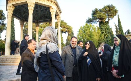 معاون رئیس‌جمهور در امور زنان و خانواده از آرامگاه حافظ شیرازی بازدید کرد