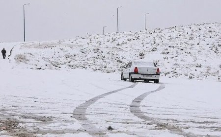 بارش برف و باران در ۱۳ محور فارس؛ تردد در تمامی راه‌ها برقرار است