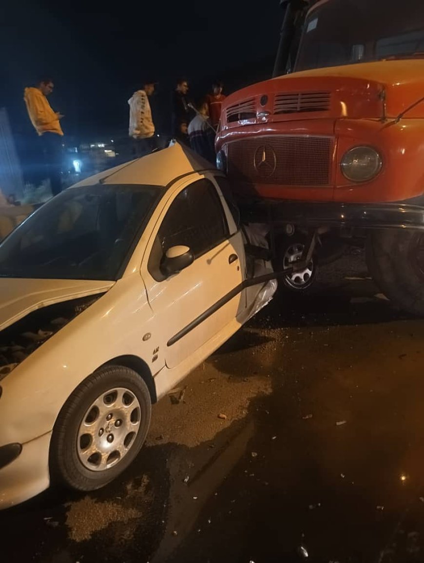 برخورد کامیون با ۶ خودروی پارک‌شده در بلوار کوهسار شیراز