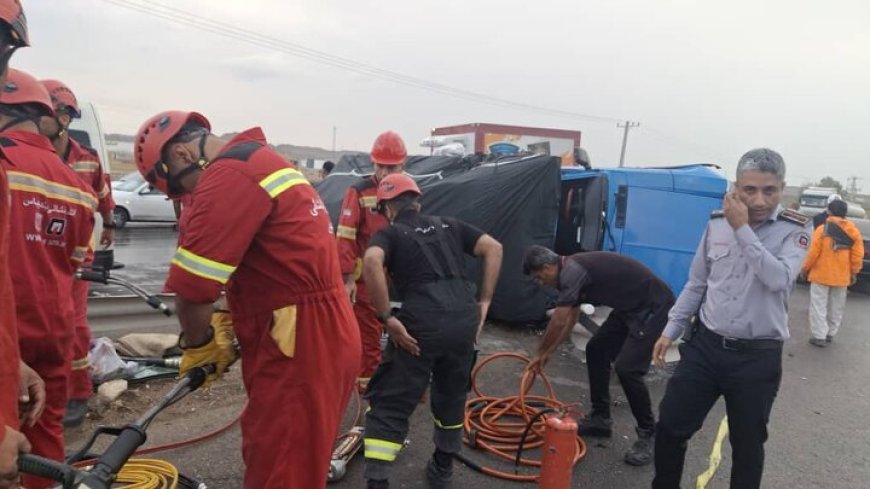 نجات جان یک خانم در حادثه واژگونی خودرو در بندرعباس