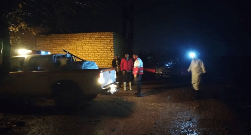 نجات یک بانوی باردار و خانواده‌اش از آب‌گرفتگی شدید در فسا