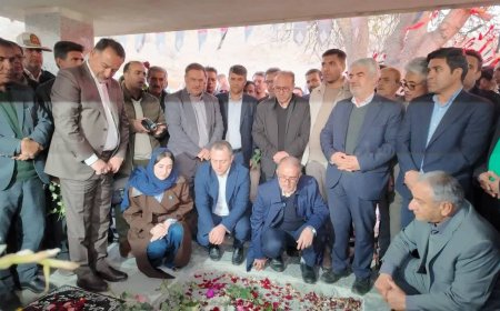 اهدای نشان جوان برتر به خانواده شهید مرزبان