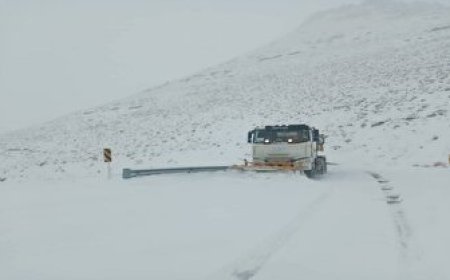 فیلم/ برفروبی و امدادرسانی به خودروهای گرفتار در برف در جاده های کهگیلویه وبویراحمد