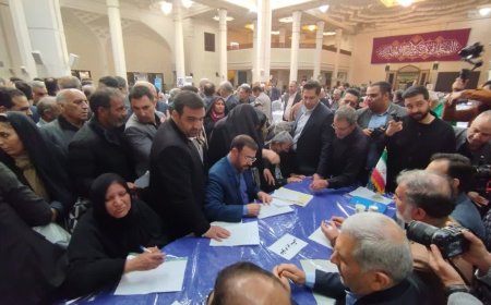 میز خدمت مدیران اجرایی فارس در حرم شاهچراغ (ع) برپا شد