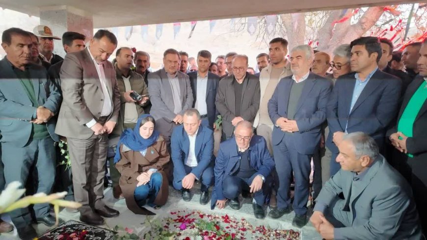اهدای نشان جوان برتر به خانواده شهید مرزبان