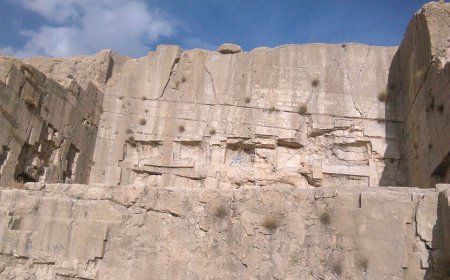 چاشتگاه ارسنجان؛ یادگار هخامنشی در دامنه کوه مهر نیازمند مرمت و حفاظت فوری
