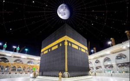 امشب، لحظه تعامد دقیق ماه بر فراز کعبه