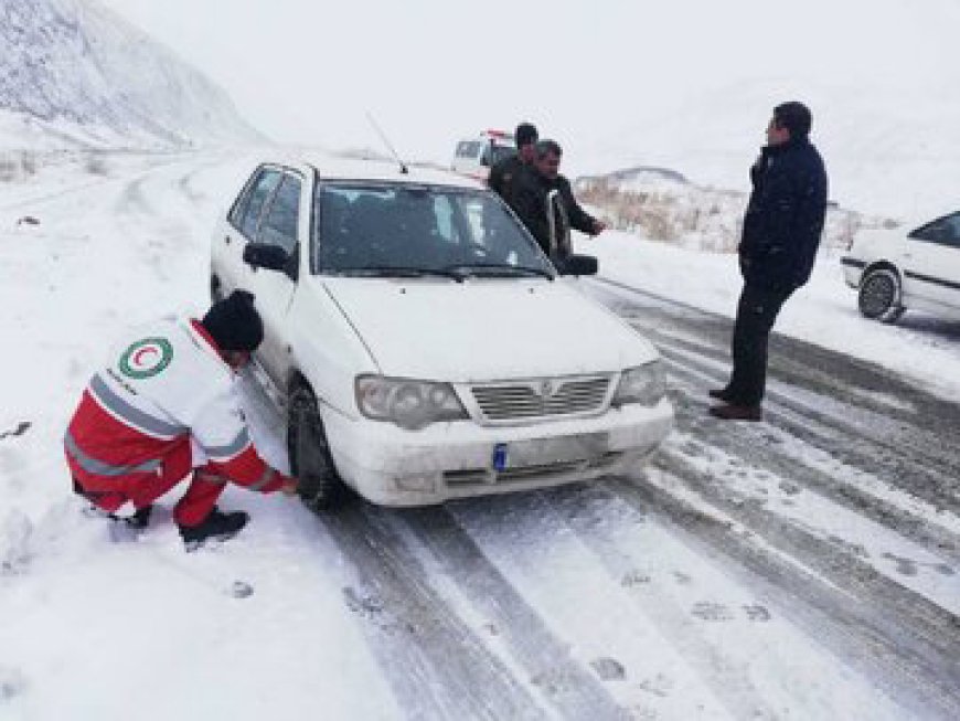 رهاسازی ۱۲۰ خودرو و ۲۷۰ مسافر در محور برف‌گیر تاراز