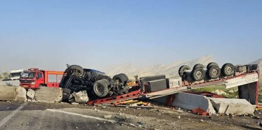 واژگونی تریلی در محور کنگان – بوشهر