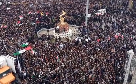 تصاویر هوایی از تشییع دانش‌آموزان شهید میناب