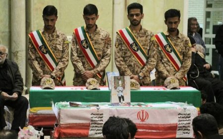 خاکسپاری پیکر دو شهید دانش‌آموز میناب در گراش فارس