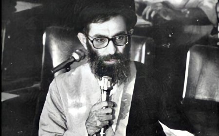 پیکر رهبر شهید انقلاب در مشهد به خاک سپرده می‌شود