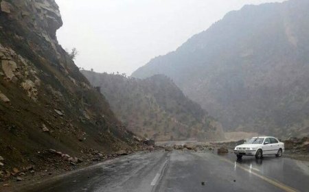 ریزش کوه محور بندرخمیر به بندرعباس را مسدود کرد