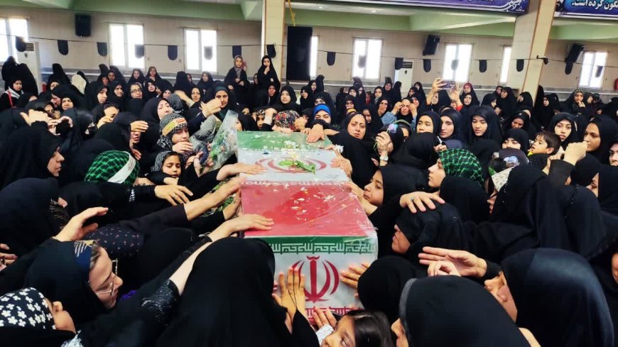 تشییع چهار تن از شهیدان مدافع میهن بر دست مرد قدرشناس فسا