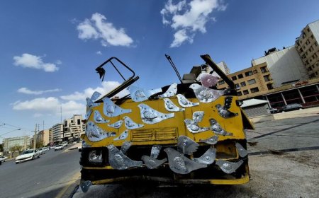بال هنر روی اتوبوس آسیب دیده از جنگ در شیراز