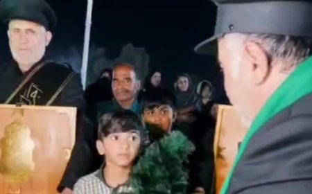 دو دانش آموز بازمانده از بمباران مدرسه میناب خادم یار مسجد جمکران شدند