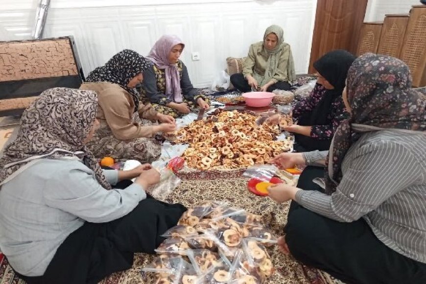 همت زنان روستای سرمور دنا برای حمایت از جبهه مقاومت با ارسال خشکبار