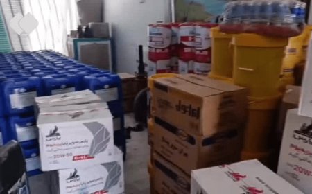 کشف انبار ۱۰ هزار لیتر روغن‌ موتور احتکار شده در فسا