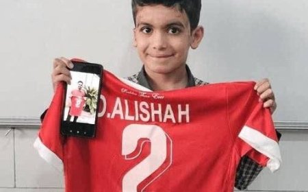 پیراهن اهدایی کاپیتان پرسپولیس بدست بازمانده مدرسه میناب رسید