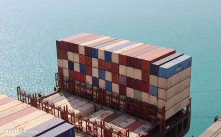 پهلودهی نخستین شناور کالای اساسی در بندر شهید رجایی