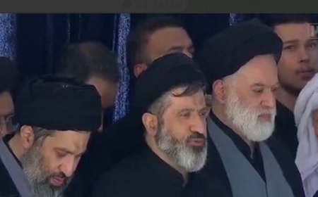 اولین عکس از حضور سه تن از پسران رهبر شهید انقلاب در مصلی تهران