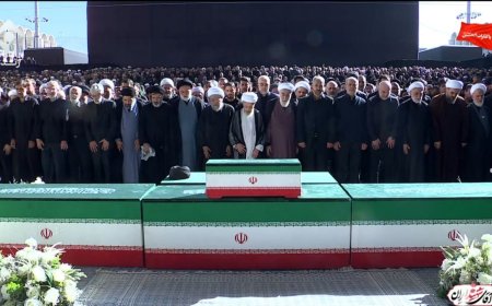 عکس | قابی از لحظه آغاز اقامه نماز بر پیکر رهبر شهید انقلاب