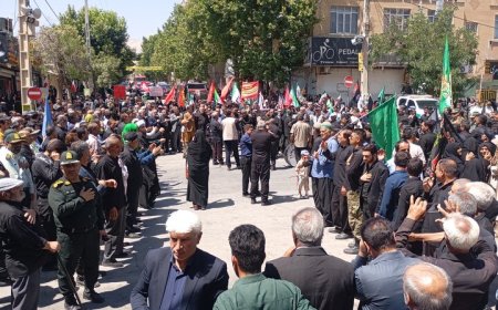 مراسم عزاداری و سوگواری مردم یاسوج همزمان با تشییع قائد شهید امت برگزار شد