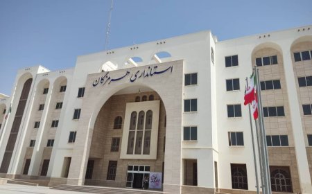 تجمع دانشجویان دانشگاه آزاد هرمزگان برای مجازی شدن امتحانات پایان‌ترم