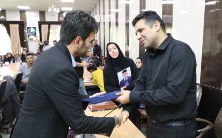 استاندار فارس از خانواده شهدای ورزشکار لامرد تجلیل کرد