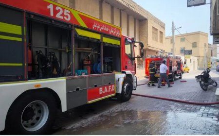 مهار آتش‌سوزی پشت‌بام یک ساختمان در بندرعباس
