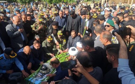پیکر خلبان شهید مجید کاظمی با استقبال مسئولان و مردم وارد شیراز شد