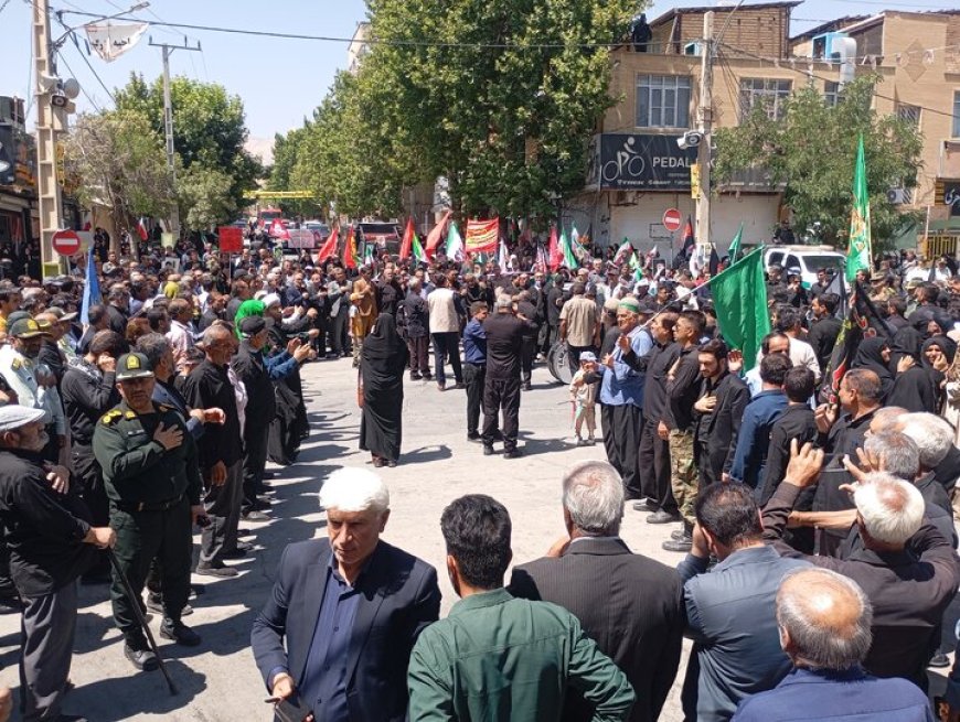 مراسم عزاداری و سوگواری مردم یاسوج همزمان با تشییع قائد شهید امت برگزار شد