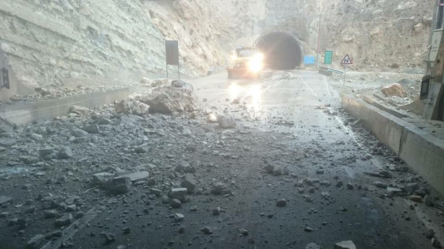 محور بندرعباس - حاجی‌آباد در پی ریزش تونل مسدود اعلام شد