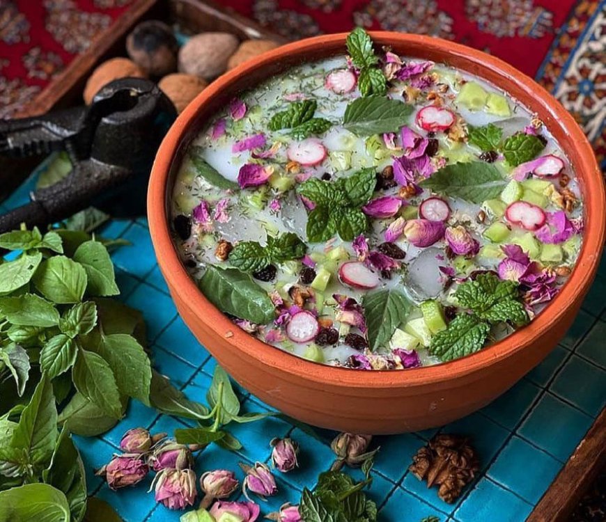 طرز تهیه آب‌دوغ خیار مجلسی با طعمی بی‌نظیر؛ یک غذای سنتی و خنک برای تابستان