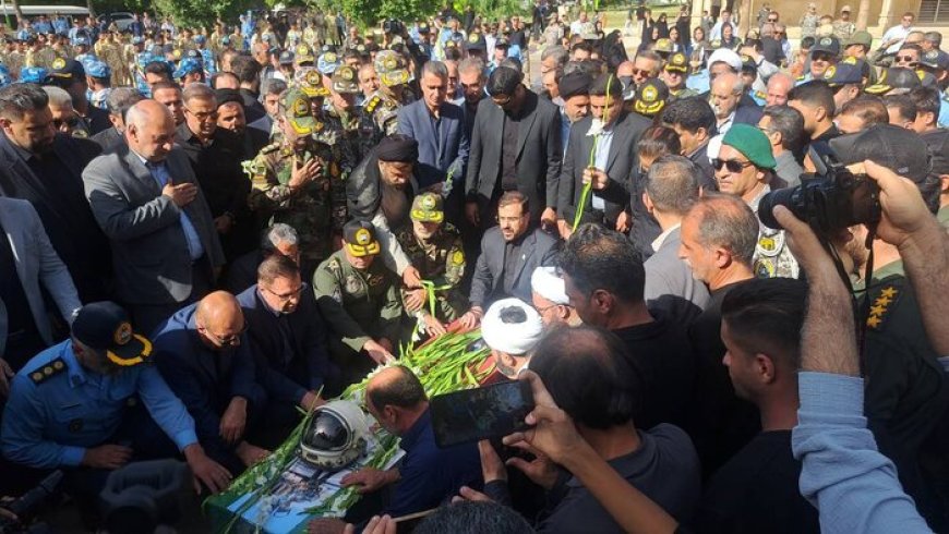 پیکر خلبان شهید مجید کاظمی با استقبال مسئولان و مردم وارد شیراز شد