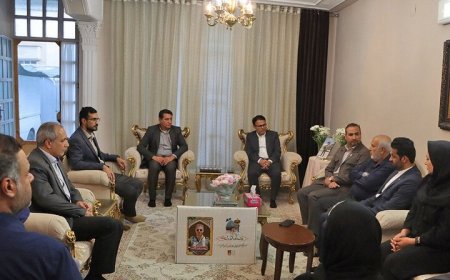 دیدار مدیرکل ارشاد فارس با خانواده خلبان شهید «مجید کاظمی» در شیراز