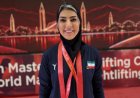 مدال طلای جهانی وزنه برداری در دستان دندان‌پزشک مینابی