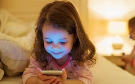 کودک را با گوشی آرام نکنید؛ بازی و ارتباط را جایگزین کنید