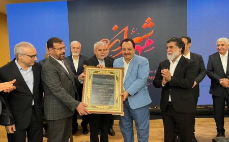 اهدای «نشان مهر» به حمید جاویدان مدیر هتل بزرگ شیراز