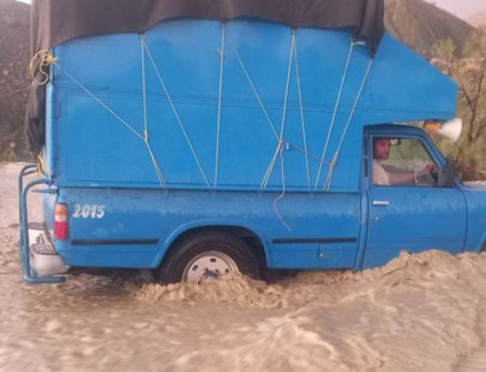 انسداد موقت محور میناب به بشاگرد در پی بارندگی و طغیان رودخانه