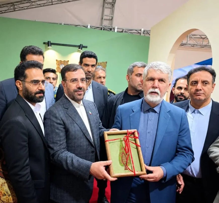 «سرو شیراز» به وزیر فرهنگ اهدا شد